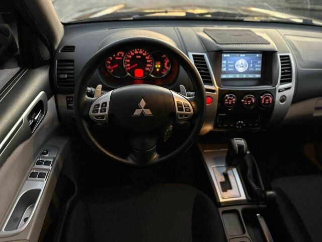 Чорний Міцубісі Паджеро Спорт, об'ємом двигуна 2.5 л та пробігом 197 тис. км за 12990 $, фото 14 на Automoto.ua