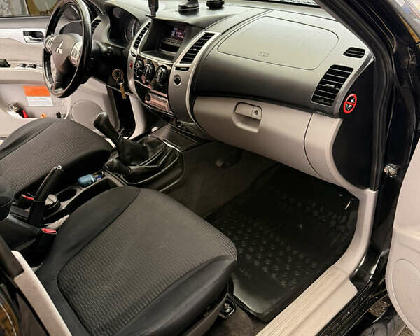 Чорний Міцубісі Паджеро Спорт, об'ємом двигуна 2.48 л та пробігом 225 тис. км за 14799 $, фото 14 на Automoto.ua