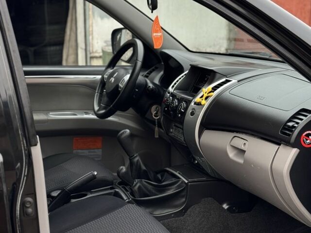 Черный Мицубиси Паджеро Спорт, объемом двигателя 2.5 л и пробегом 219 тыс. км за 12200 $, фото 17 на Automoto.ua