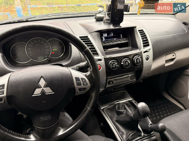 Чорний Міцубісі Паджеро Спорт, об'ємом двигуна 2.48 л та пробігом 225 тис. км за 14799 $, фото 6 на Automoto.ua