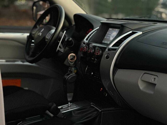 Чорний Міцубісі Паджеро Спорт, об'ємом двигуна 2.5 л та пробігом 197 тис. км за 12990 $, фото 12 на Automoto.ua