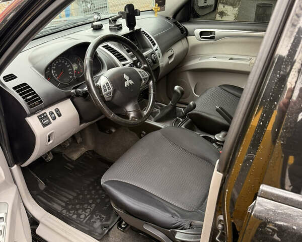 Чорний Міцубісі Паджеро Спорт, об'ємом двигуна 2.48 л та пробігом 225 тис. км за 14799 $, фото 9 на Automoto.ua