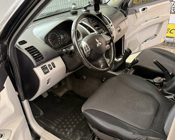 Чорний Міцубісі Паджеро Спорт, об'ємом двигуна 2.48 л та пробігом 225 тис. км за 14799 $, фото 15 на Automoto.ua