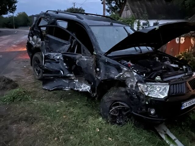 Черный Мицубиси Паджеро Спорт, объемом двигателя 2.5 л и пробегом 200 тыс. км за 6000 $, фото 1 на Automoto.ua