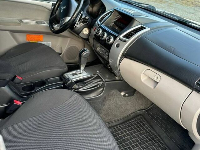 Черный Мицубиси Паджеро Спорт, объемом двигателя 2.5 л и пробегом 139 тыс. км за 15000 $, фото 8 на Automoto.ua