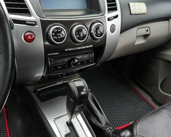 Чорний Міцубісі Паджеро Спорт, об'ємом двигуна 2.48 л та пробігом 300 тис. км за 15500 $, фото 5 на Automoto.ua