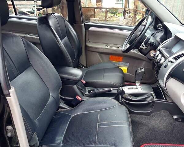 Чорний Міцубісі Паджеро Спорт, об'ємом двигуна 2.48 л та пробігом 300 тис. км за 15500 $, фото 12 на Automoto.ua