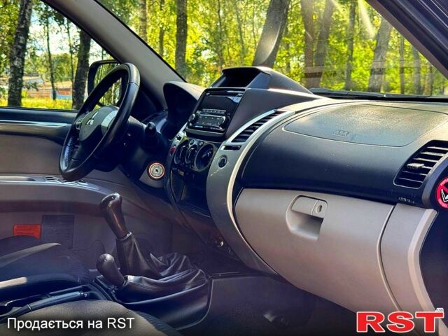 Чорний Міцубісі Паджеро Спорт, об'ємом двигуна 2.5 л та пробігом 181 тис. км за 13300 $, фото 9 на Automoto.ua