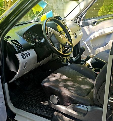 Черный Мицубиси Паджеро Спорт, объемом двигателя 2 л и пробегом 43 тыс. км за 21000 $, фото 2 на Automoto.ua