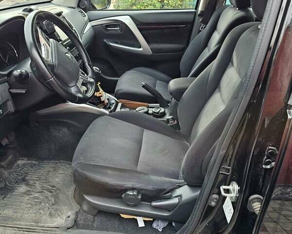 Чорний Міцубісі Паджеро Спорт, об'ємом двигуна 2.44 л та пробігом 96 тис. км за 21000 $, фото 12 на Automoto.ua