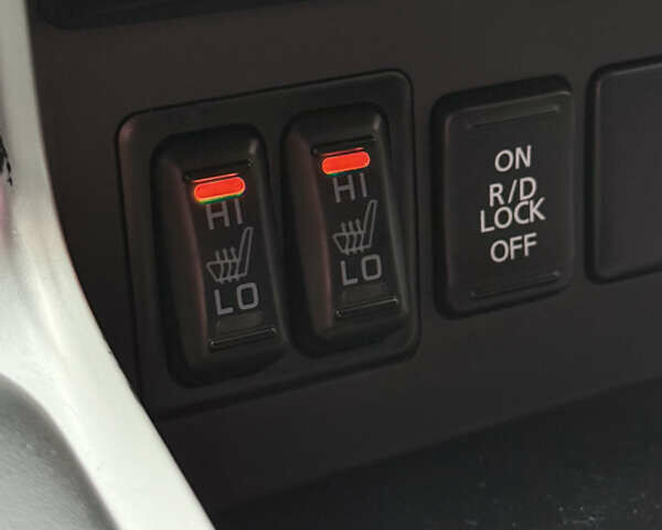 Чорний Міцубісі Паджеро Спорт, об'ємом двигуна 2.44 л та пробігом 96 тис. км за 28799 $, фото 35 на Automoto.ua