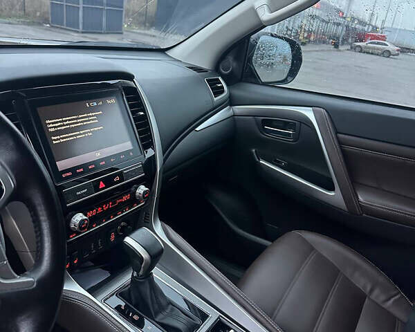 Чорний Міцубісі Паджеро Спорт, об'ємом двигуна 2.44 л та пробігом 48 тис. км за 40000 $, фото 5 на Automoto.ua