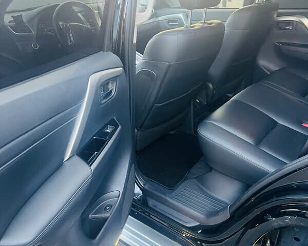 Черный Мицубиси Паджеро Спорт, объемом двигателя 2.44 л и пробегом 16 тыс. км за 40500 $, фото 2 на Automoto.ua