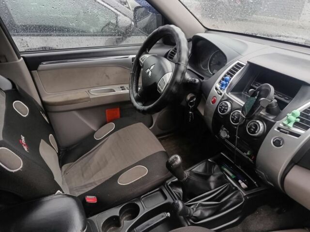 Сірий Міцубісі Паджеро Спорт, об'ємом двигуна 2.5 л та пробігом 370 тис. км за 11999 $, фото 2 на Automoto.ua