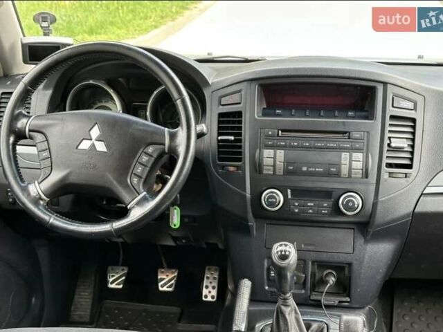 Серый Мицубиси Паджеро Спорт, объемом двигателя 3 л и пробегом 228 тыс. км за 5000 $, фото 2 на Automoto.ua