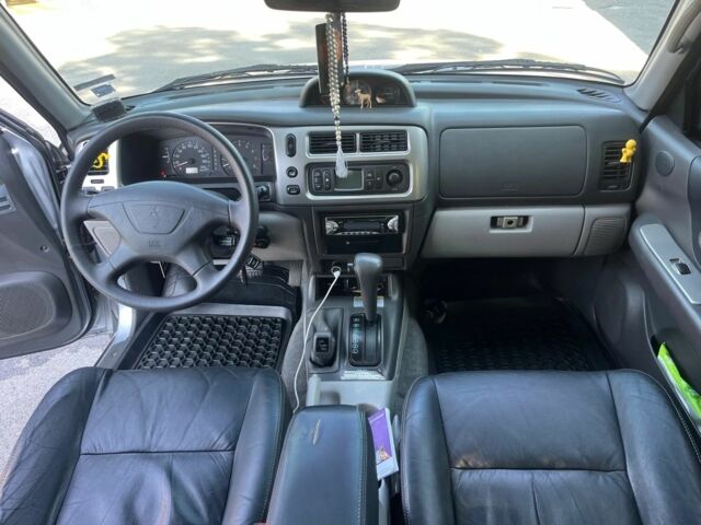 Сірий Міцубісі Паджеро Спорт, об'ємом двигуна 3 л та пробігом 253 тис. км за 2850 $, фото 5 на Automoto.ua