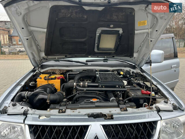 Серый Мицубиси Паджеро Спорт, объемом двигателя 2.5 л и пробегом 250 тыс. км за 8999 $, фото 12 на Automoto.ua