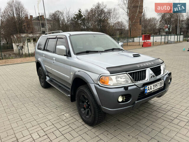 Серый Мицубиси Паджеро Спорт, объемом двигателя 2.5 л и пробегом 250 тыс. км за 8999 $, фото 3 на Automoto.ua