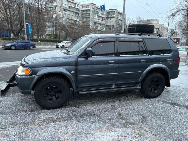 Серый Мицубиси Паджеро Спорт, объемом двигателя 3 л и пробегом 300 тыс. км за 5900 $, фото 2 на Automoto.ua
