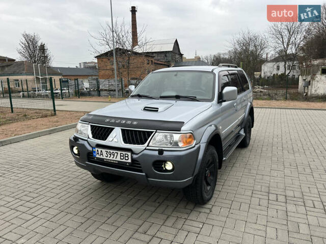 Серый Мицубиси Паджеро Спорт, объемом двигателя 2.5 л и пробегом 250 тыс. км за 8999 $, фото 1 на Automoto.ua