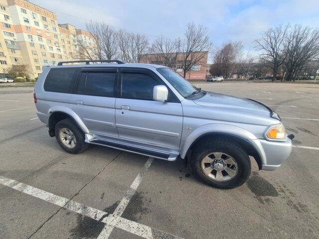 Серый Мицубиси Паджеро Спорт, объемом двигателя 3 л и пробегом 375 тыс. км за 8000 $, фото 2 на Automoto.ua