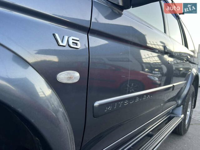 Серый Мицубиси Паджеро Спорт, объемом двигателя 2.97 л и пробегом 322 тыс. км за 8799 $, фото 5 на Automoto.ua