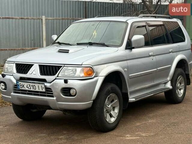 Сірий Міцубісі Паджеро Спорт, об'ємом двигуна 2.5 л та пробігом 300 тис. км за 8800 $, фото 1 на Automoto.ua