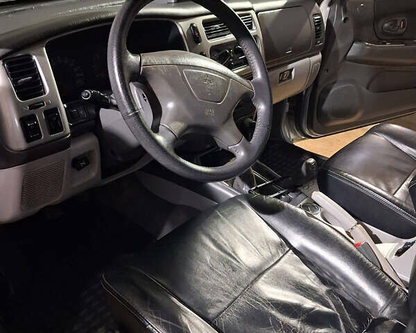 Сірий Міцубісі Паджеро Спорт, об'ємом двигуна 2.5 л та пробігом 260 тис. км за 10500 $, фото 3 на Automoto.ua