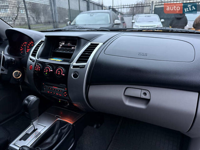 Серый Мицубиси Паджеро Спорт, объемом двигателя 2.5 л и пробегом 107 тыс. км за 12900 $, фото 18 на Automoto.ua