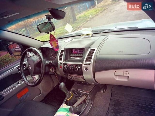 Серый Мицубиси Паджеро Спорт, объемом двигателя 2.5 л и пробегом 253 тыс. км за 12000 $, фото 4 на Automoto.ua