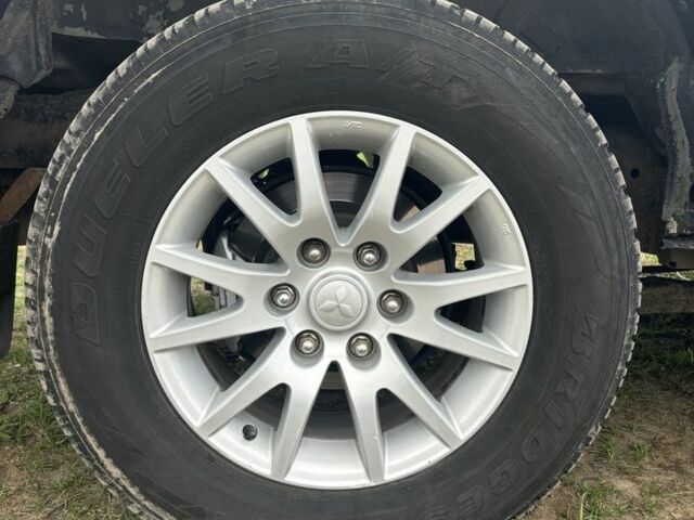 Сірий Міцубісі Паджеро Спорт, об'ємом двигуна 2.5 л та пробігом 170 тис. км за 13500 $, фото 5 на Automoto.ua