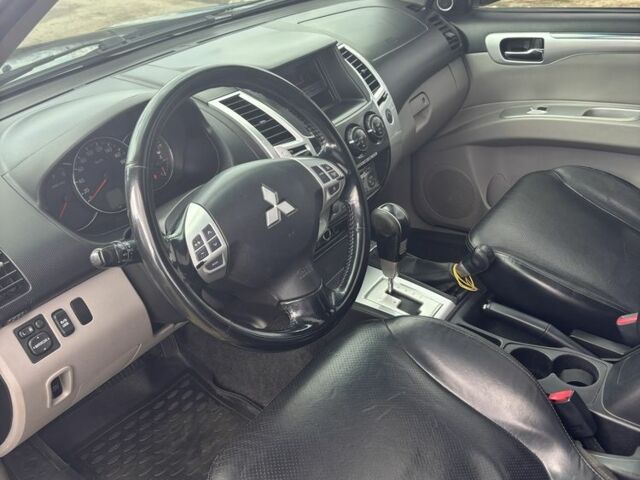 Сірий Міцубісі Паджеро Спорт, об'ємом двигуна 2.5 л та пробігом 170 тис. км за 13500 $, фото 13 на Automoto.ua