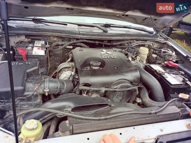 Серый Мицубиси Паджеро Спорт, объемом двигателя 2.5 л и пробегом 253 тыс. км за 12000 $, фото 1 на Automoto.ua