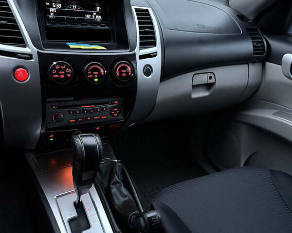 Серый Мицубиси Паджеро Спорт, объемом двигателя 2.5 л и пробегом 107 тыс. км за 12900 $, фото 13 на Automoto.ua