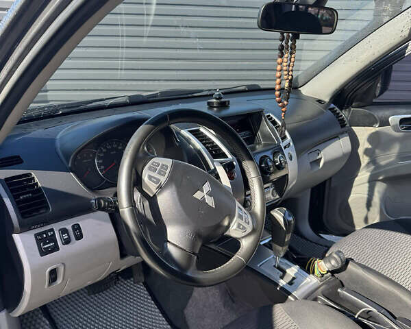 Сірий Міцубісі Паджеро Спорт, об'ємом двигуна 2.48 л та пробігом 225 тис. км за 13200 $, фото 19 на Automoto.ua