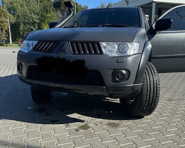 Сірий Міцубісі Паджеро Спорт, об'ємом двигуна 2.48 л та пробігом 225 тис. км за 13200 $, фото 3 на Automoto.ua
