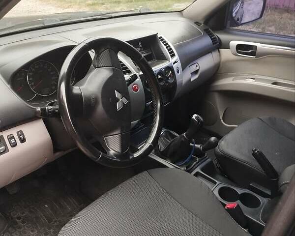 Серый Мицубиси Паджеро Спорт, объемом двигателя 2.48 л и пробегом 255 тыс. км за 14900 $, фото 1 на Automoto.ua