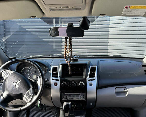 Сірий Міцубісі Паджеро Спорт, об'ємом двигуна 2.48 л та пробігом 225 тис. км за 13200 $, фото 12 на Automoto.ua