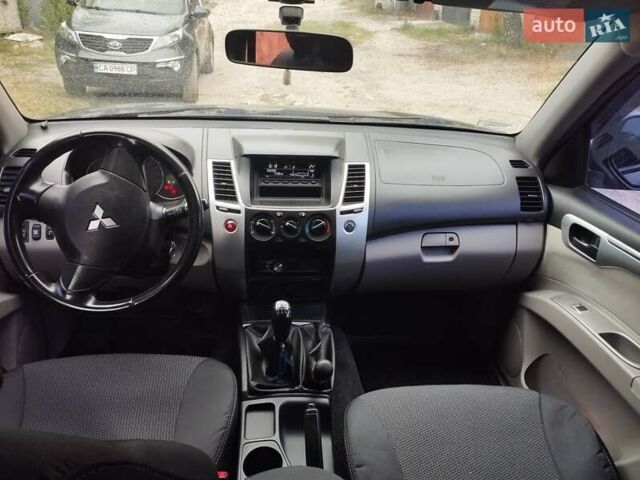Серый Мицубиси Паджеро Спорт, объемом двигателя 2.48 л и пробегом 255 тыс. км за 14900 $, фото 4 на Automoto.ua