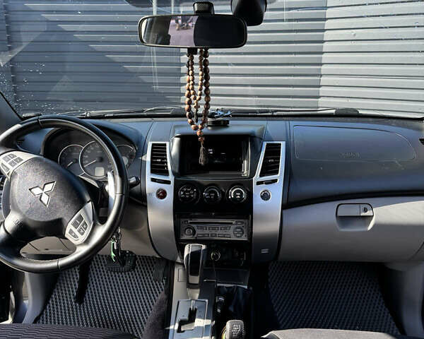 Сірий Міцубісі Паджеро Спорт, об'ємом двигуна 2.48 л та пробігом 225 тис. км за 13200 $, фото 11 на Automoto.ua