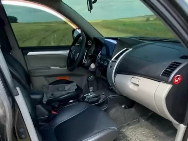 Серый Мицубиси Паджеро Спорт, объемом двигателя 2.5 л и пробегом 190 тыс. км за 15000 $, фото 3 на Automoto.ua