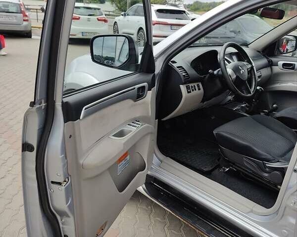 Сірий Міцубісі Паджеро Спорт, об'ємом двигуна 2.48 л та пробігом 85 тис. км за 16000 $, фото 4 на Automoto.ua