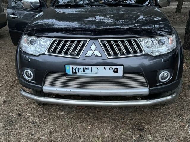 Серый Мицубиси Паджеро Спорт, объемом двигателя 2.5 л и пробегом 190 тыс. км за 15000 $, фото 2 на Automoto.ua