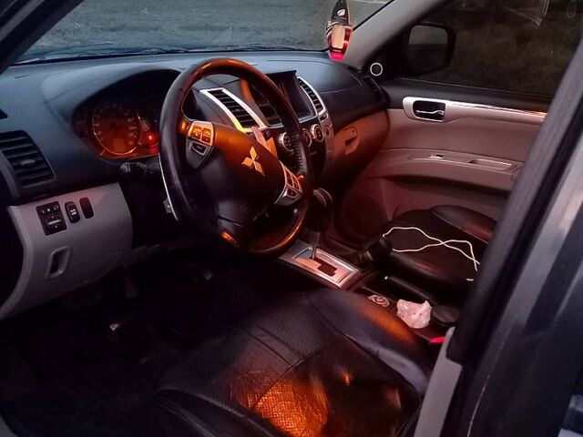 Серый Мицубиси Паджеро Спорт, объемом двигателя 2.5 л и пробегом 211 тыс. км за 12000 $, фото 4 на Automoto.ua