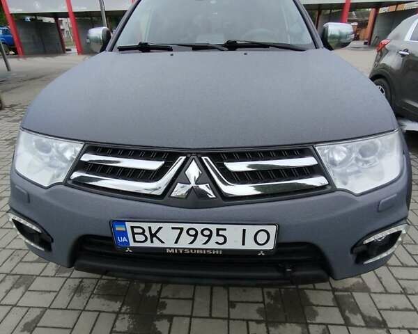 Серый Мицубиси Паджеро Спорт, объемом двигателя 2.5 л и пробегом 120 тыс. км за 16600 $, фото 1 на Automoto.ua