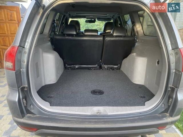 Сірий Міцубісі Паджеро Спорт, об'ємом двигуна 2.48 л та пробігом 345 тис. км за 13500 $, фото 2 на Automoto.ua