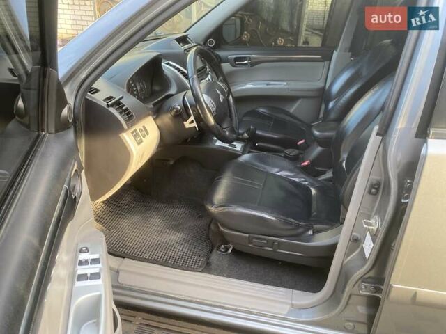 Сірий Міцубісі Паджеро Спорт, об'ємом двигуна 2.48 л та пробігом 345 тис. км за 13500 $, фото 1 на Automoto.ua