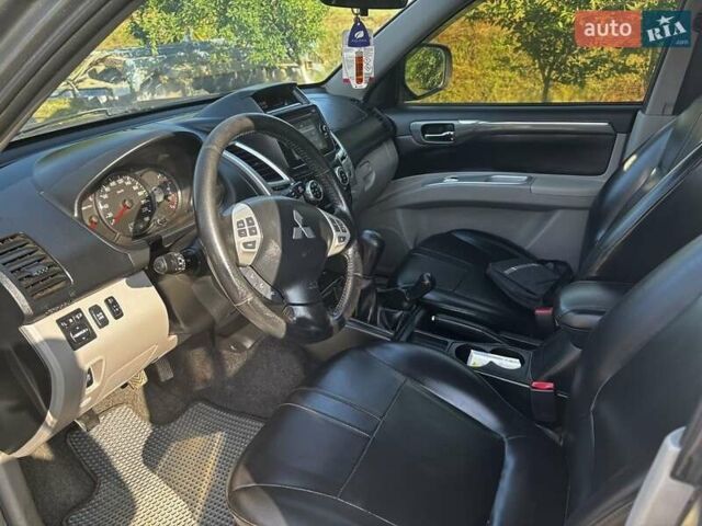 Серый Мицубиси Паджеро Спорт, объемом двигателя 2.5 л и пробегом 113 тыс. км за 16300 $, фото 5 на Automoto.ua