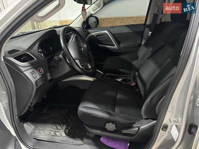 Серый Мицубиси Паджеро Спорт, объемом двигателя 2.4 л и пробегом 28 тыс. км за 30999 $, фото 8 на Automoto.ua