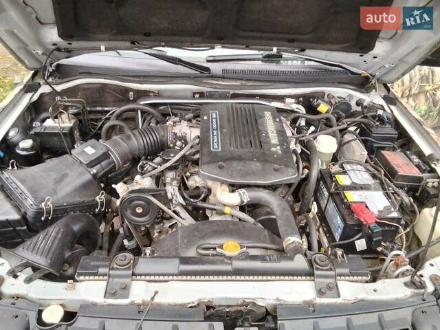 Зеленый Мицубиси Паджеро Спорт, объемом двигателя 3 л и пробегом 250 тыс. км за 6000 $, фото 10 на Automoto.ua